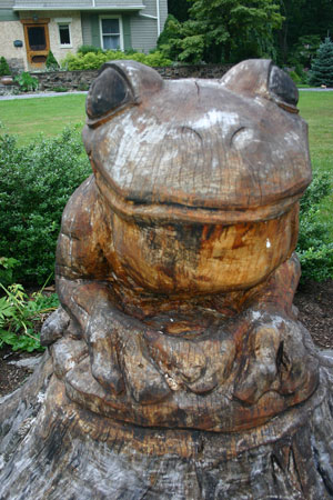 wooden frog sculpture